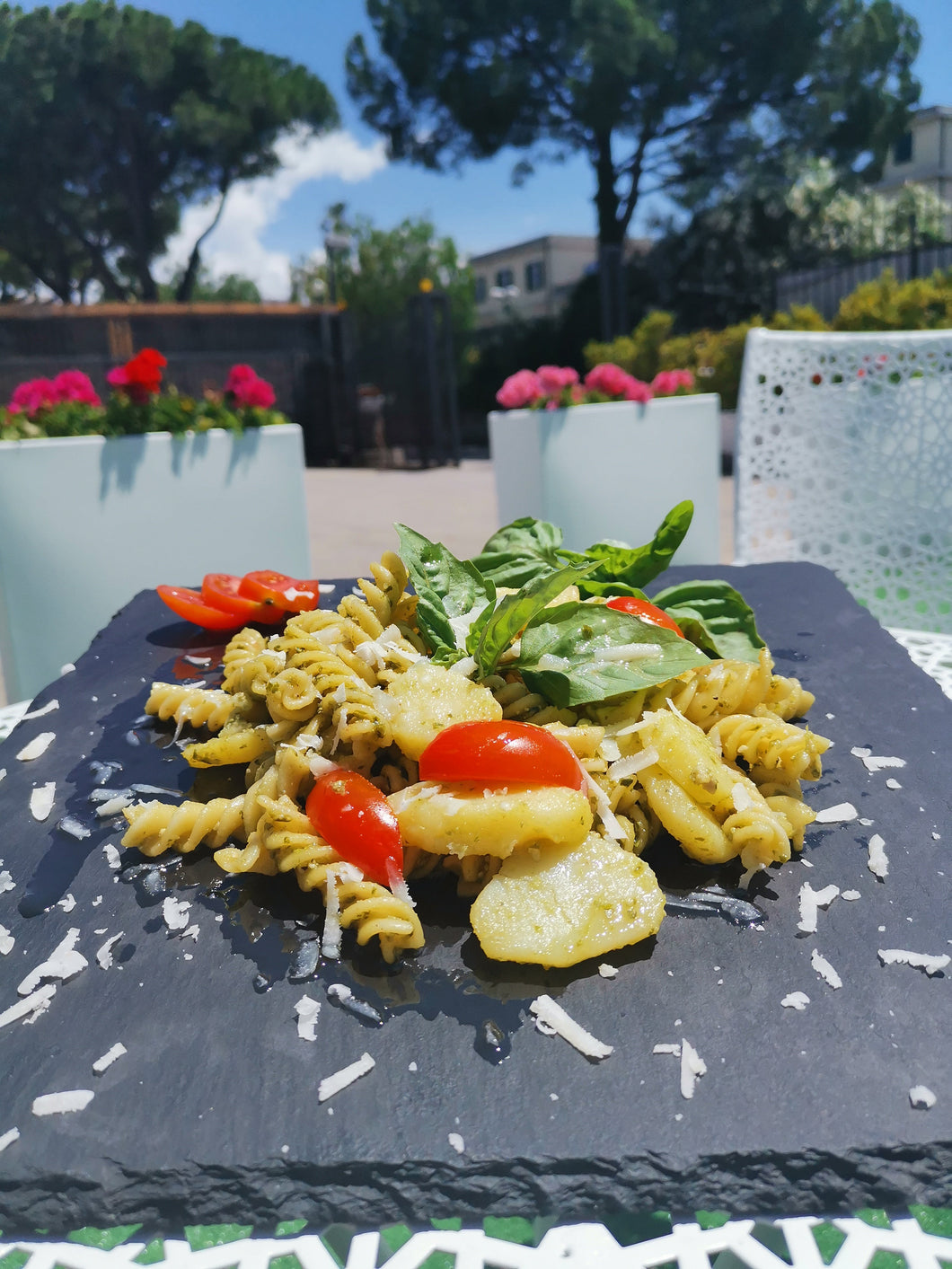 2- Primo - Pasta fredda pesto, pomodorino e burrata